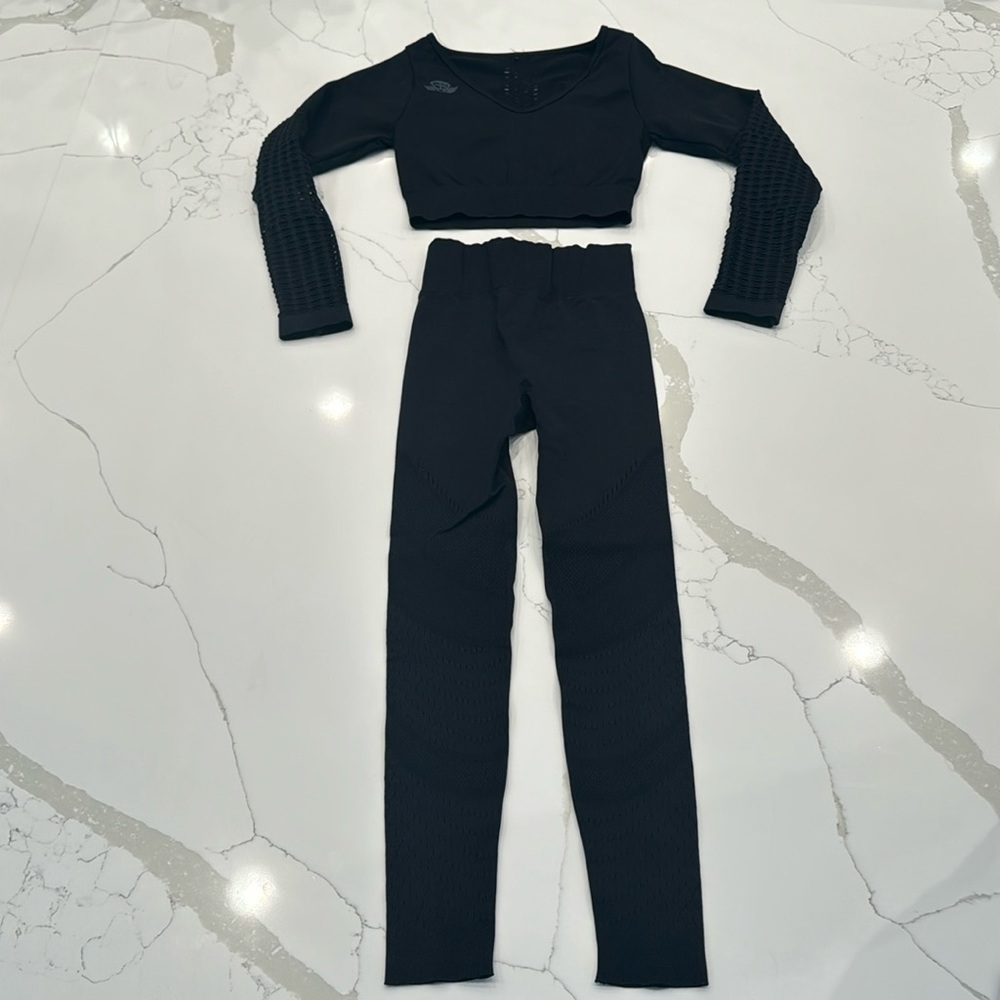 Women’s black matching workout set. L/S crop top with high waisted pant Small